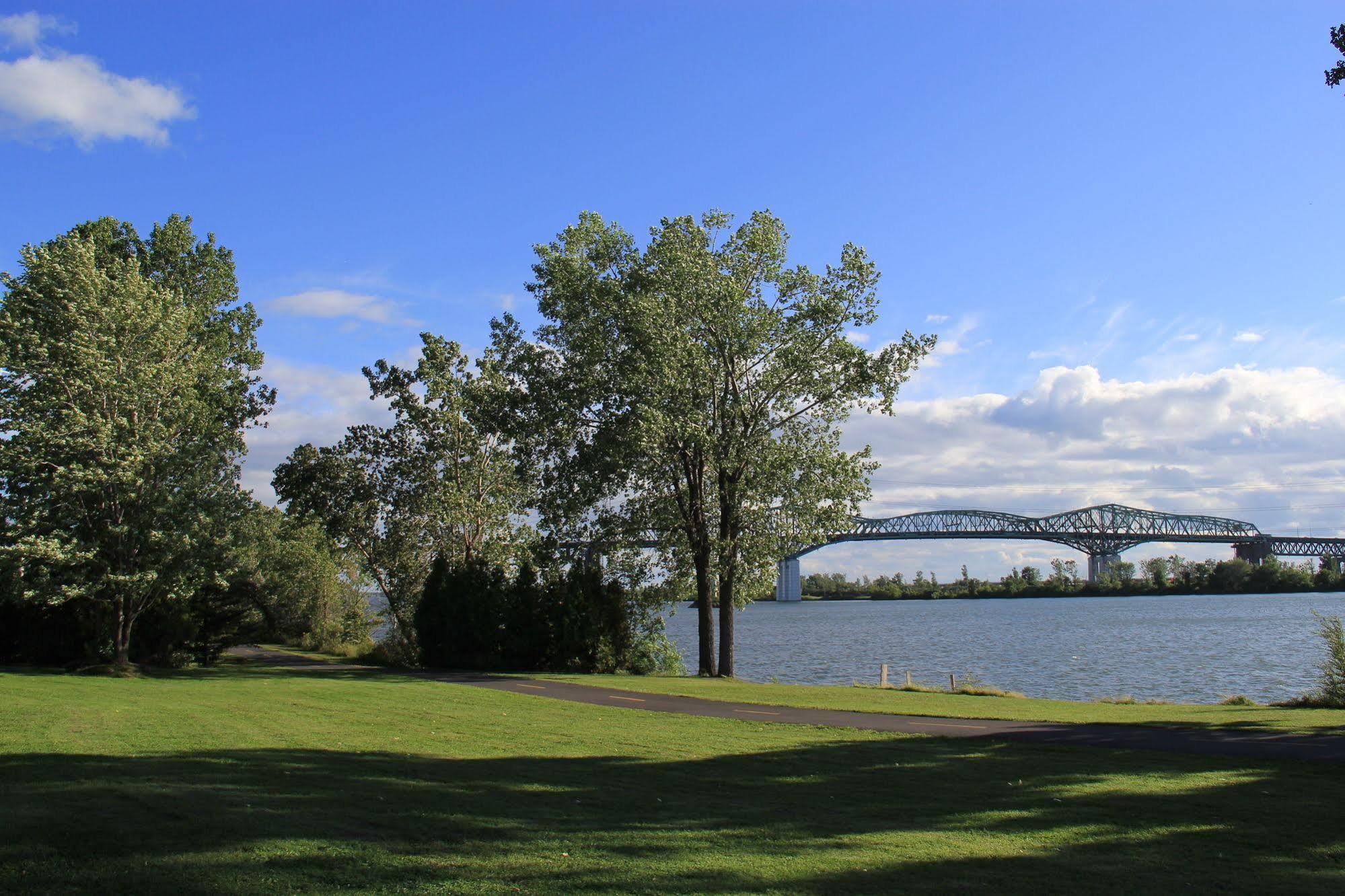Motel Du Fleuve ブロサード エクステリア 写真